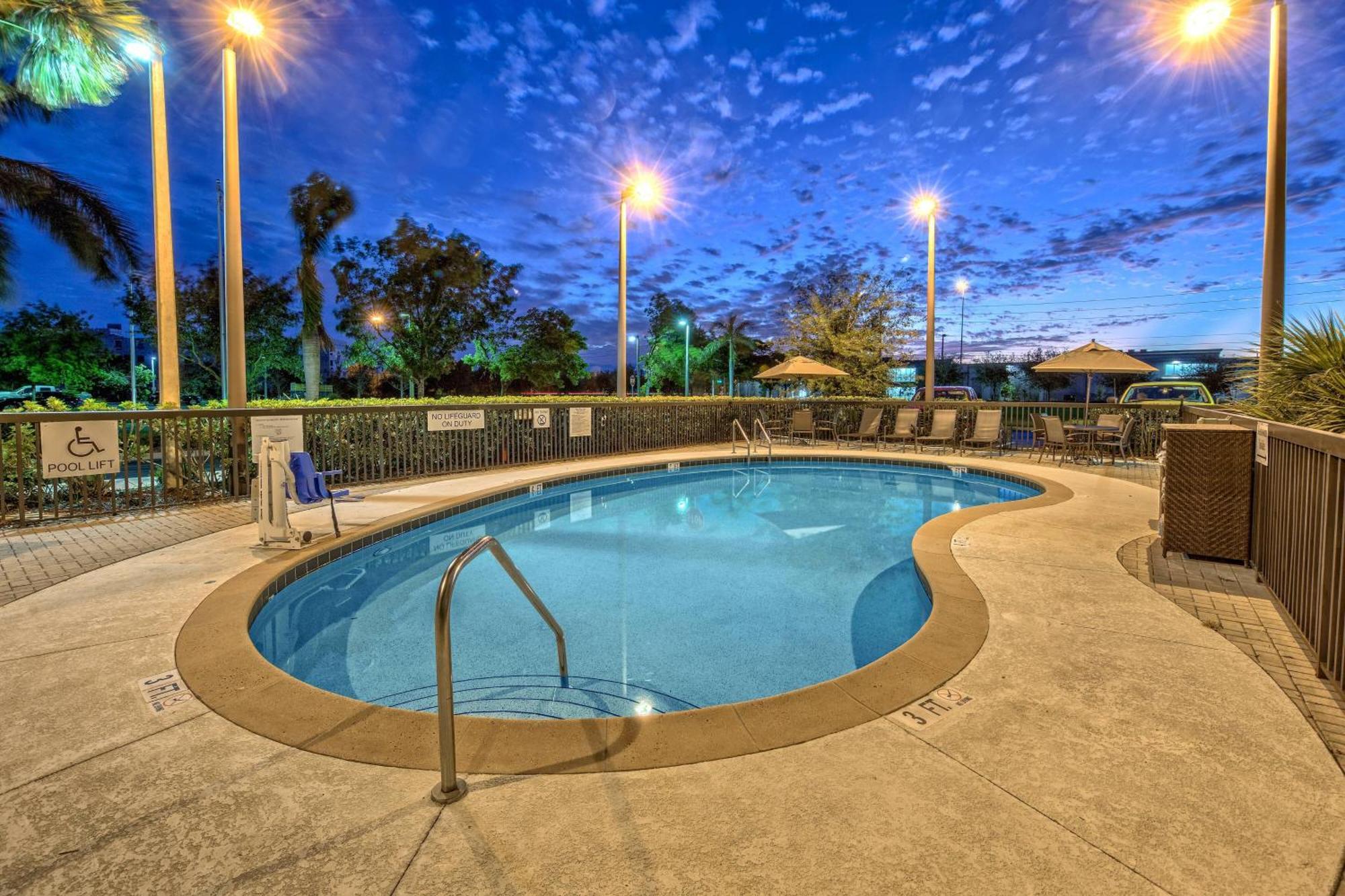 Fairfield Inn And Suites By Marriott Naples Exterior photo